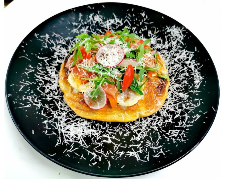 <h3 class='prettyPhoto-title'>Indian bread soufflé with goat cheese and Parma ham</h3><br/>Green salad, honey, olive oil