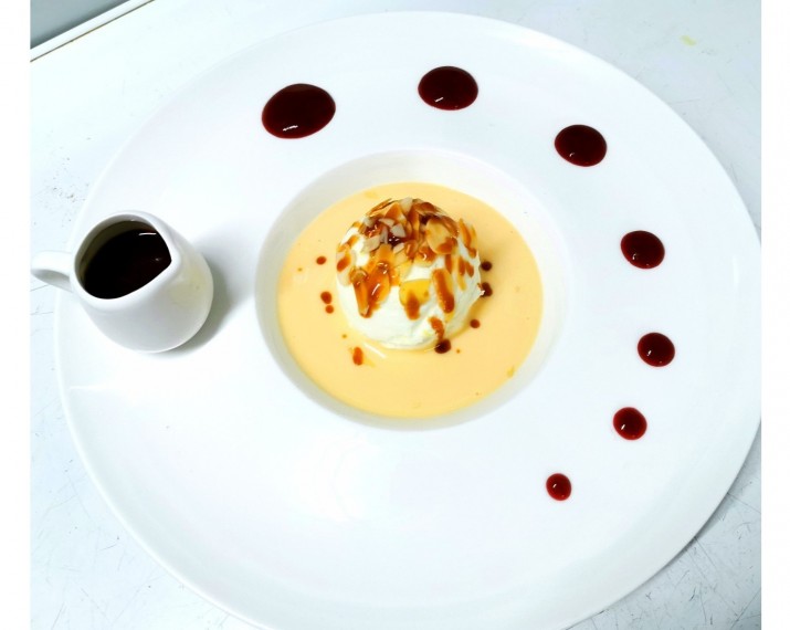 <h3 class='prettyPhoto-title'>Floating island</h3><br/>Homemade custard, white snow and caramel