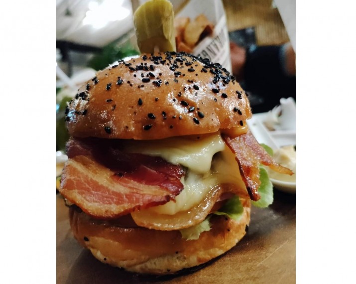 <h6 class='prettyPhoto-title'>Goat cheese & bacon burger</h6>