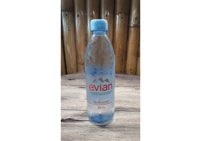 <h6 class='prettyPhoto-title'>Water Evian"bottle 50cl"</h6>