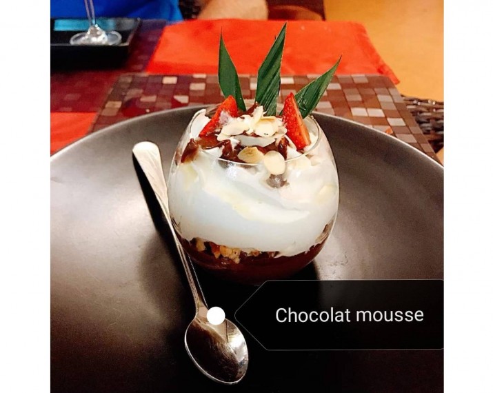 <h6 class='prettyPhoto-title'>Chocolate mousse & whipped cream</h6>