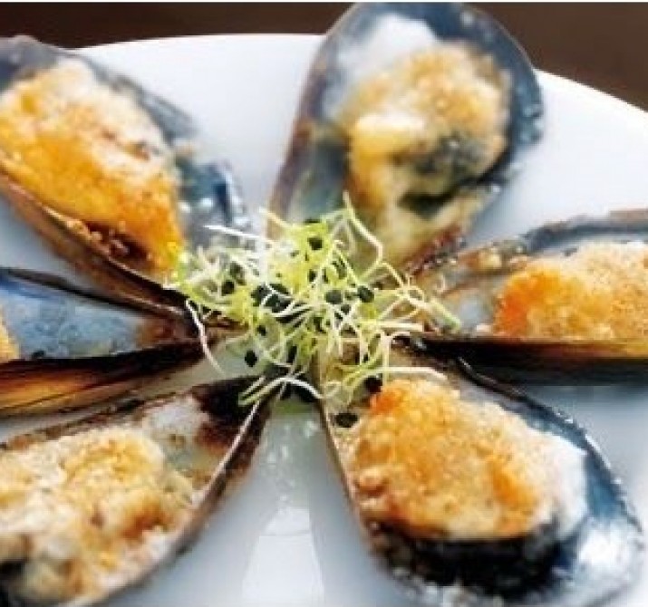 <h6 class='prettyPhoto-title'>Mussels au gratin with aioli</h6>