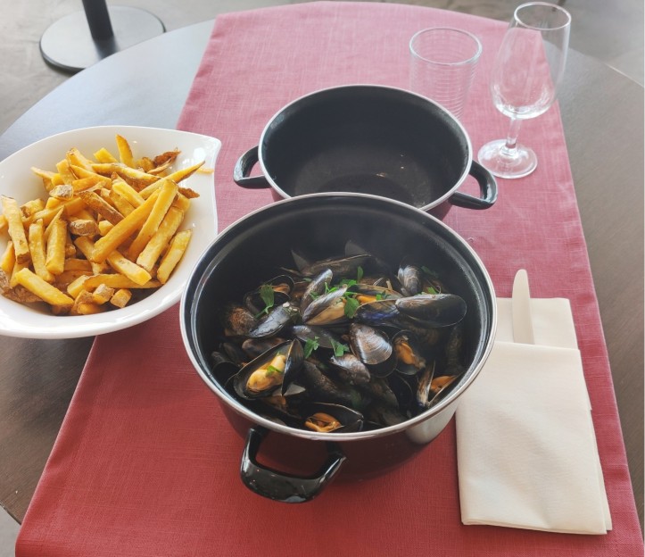 <h3 class='prettyPhoto-title'>Mussels</h3><br/>Fouras mussels<br /> Fresh homemade fries