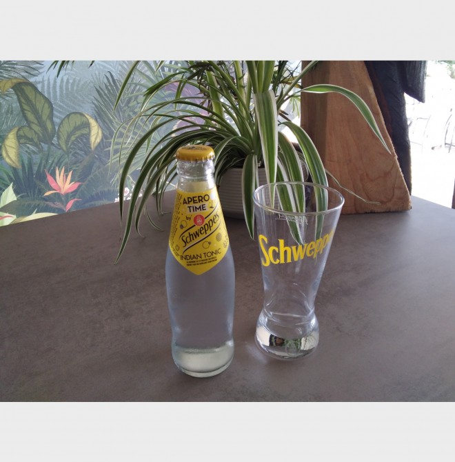 <h6 class='prettyPhoto-title'>Schweppes Indian Tonic</h6>