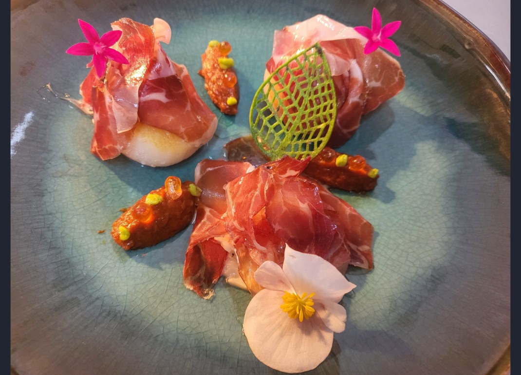 <h6 class='prettyPhoto-title'>Scallops with Iberian notes</h6>