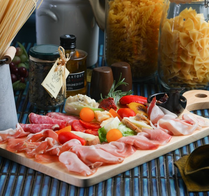 <h6 class='prettyPhoto-title'>23. Mixed platter of cold cuts and cheeses</h6>