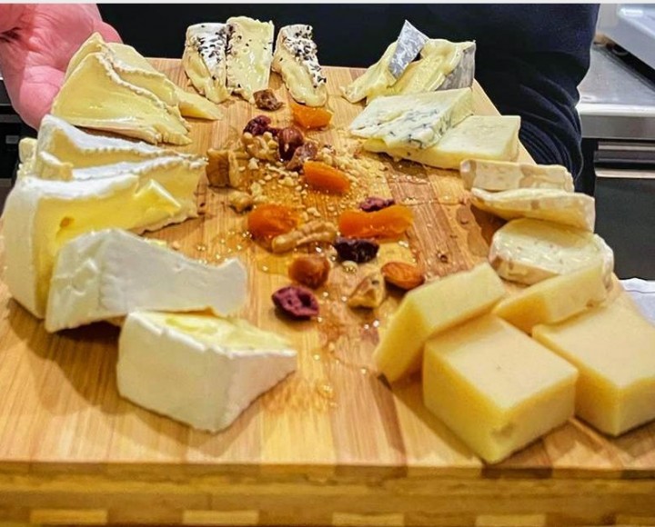 <h6 class='prettyPhoto-title'>Platter of French cheeses mixed with raw milk</h6>
