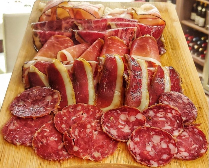 <h6 class='prettyPhoto-title'>Platter of Precious Cured Meats</h6>
