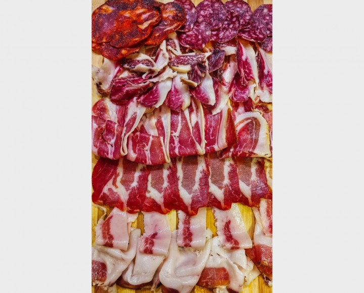 <h6 class='prettyPhoto-title'>Chopping Board of Precious Iberian Cured Meats</h6>