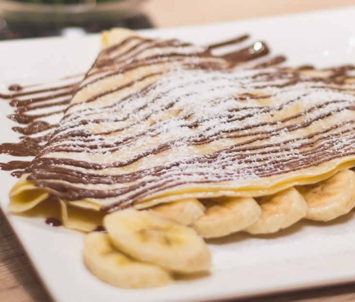 <h6 class='prettyPhoto-title'>Crêpe with chocolate, banana and coconut</h6>
