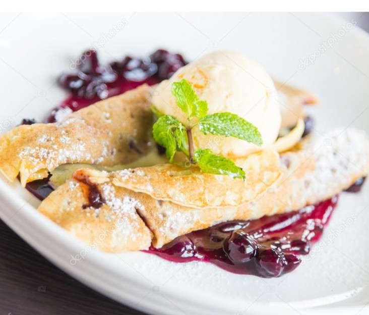 <h6 class='prettyPhoto-title'>Crêpe with berries, chocolate and ice cream</h6>