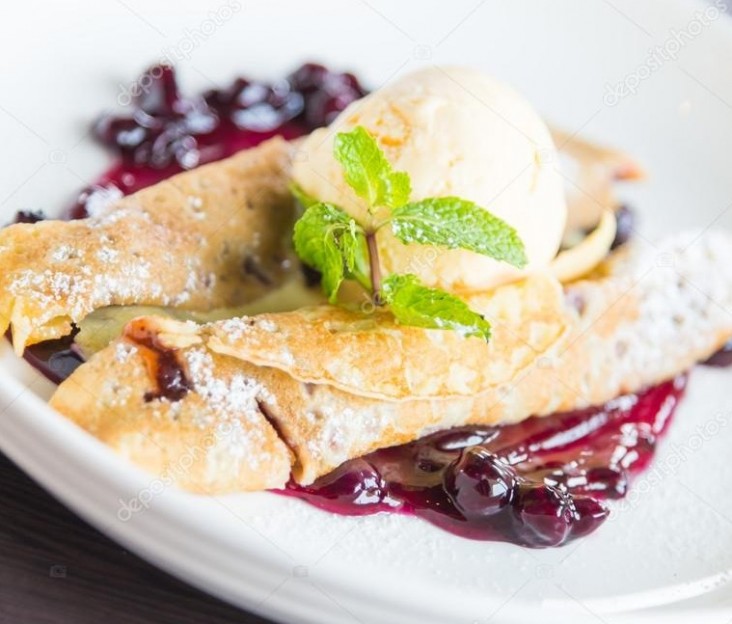 <h6 class='prettyPhoto-title'>Crêpe with wild berries</h6>
