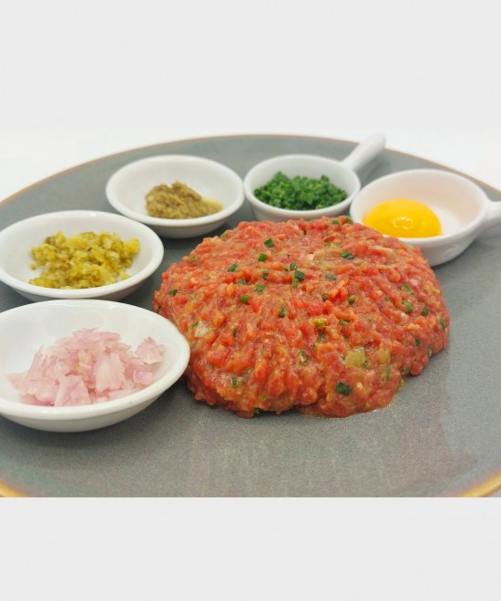 <h6 class='prettyPhoto-title'>Beef tartare with a knife</h6>