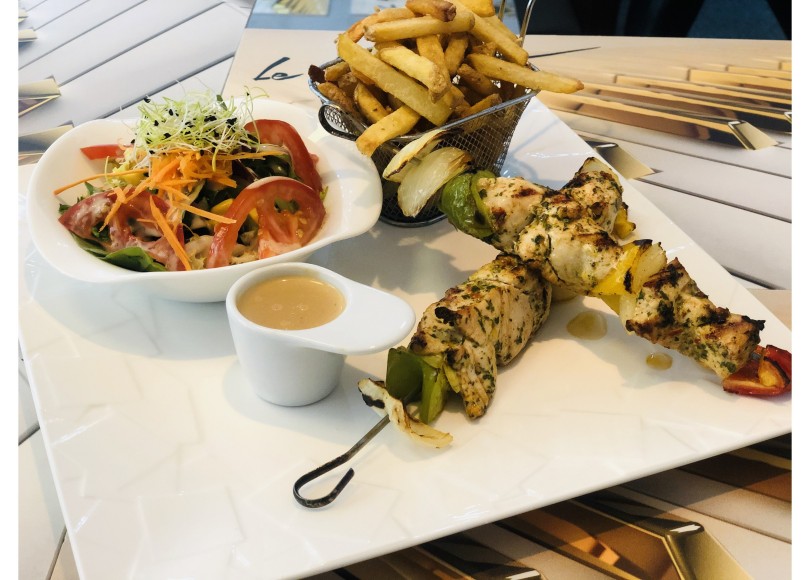 <h3 class='prettyPhoto-title'>Klassic chicken skewers</h3><br/>Chicken brochettes x2 290 g marinated on the grill and its chef's sauce accompanied by house fries and salad
