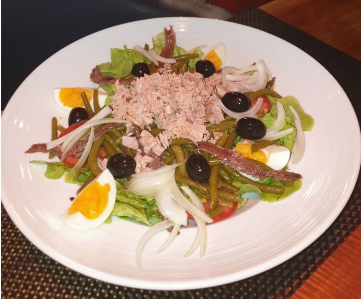 <h6 class='prettyPhoto-title'>Nicoise salad anchovy egg bean tomato tuna </h6>