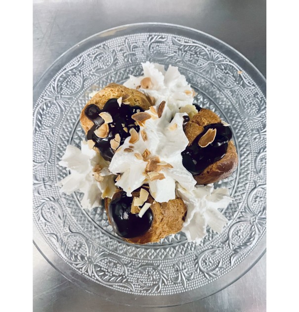 <h6 class='prettyPhoto-title'>Profiteroles with homemade chocolate</h6>