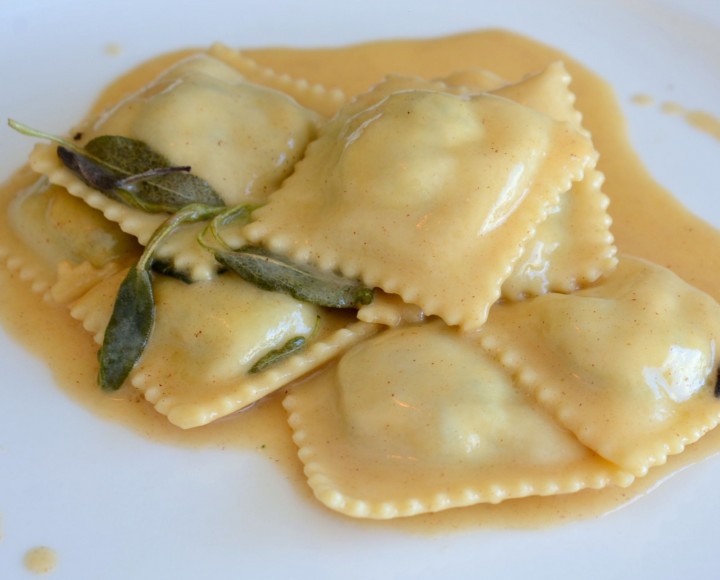 <h6 class='prettyPhoto-title'>Ricotta and spinach ravioli with butter and sage</h6>