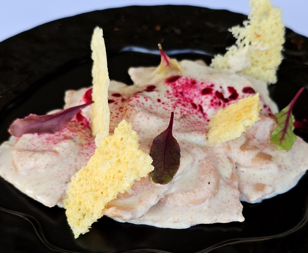 <h6 class='prettyPhoto-title'>Beet ravioli stuffed with gorgonzola and apple, with parmesan cream</h6>