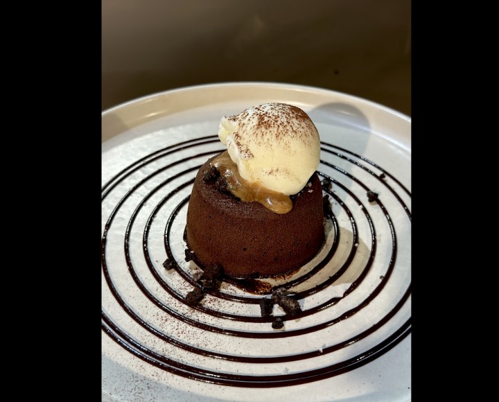 <h3 class='prettyPhoto-title'>Semi-cooked chocolate peanut heart</h3><br/>Semi-cooked Chocolate, Coulant Peanut accompanied by a scoop of almond milk ice cream.<br /><br /> ⚠️ allow 8min of cooking