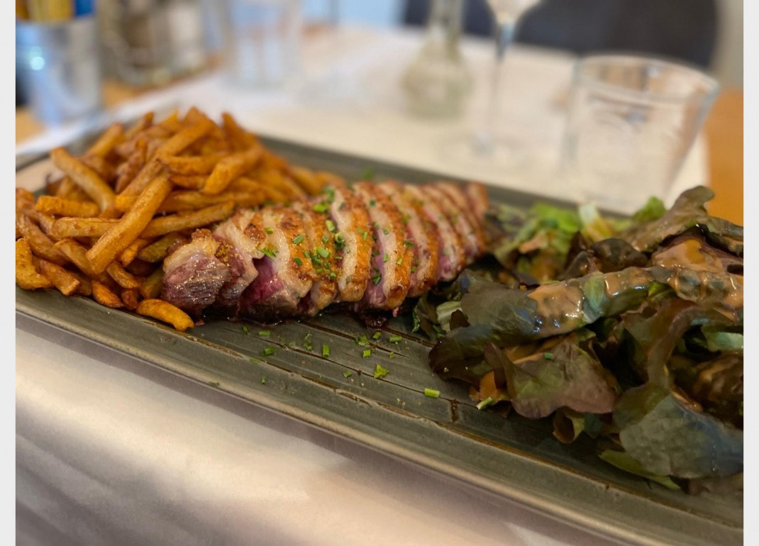 <h6 class='prettyPhoto-title'>Whole duck breast, sauce of your choice</h6>