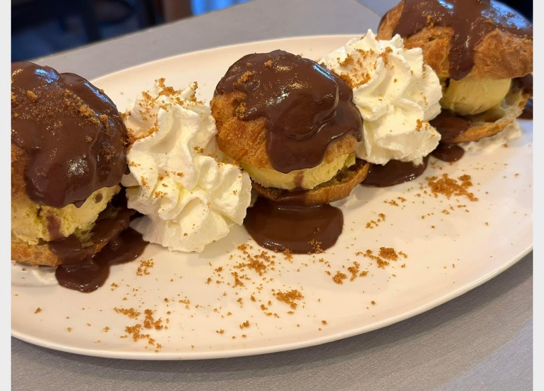 <h6 class='prettyPhoto-title'>Profiteroles white chocolate and homemade hot chocolate</h6>