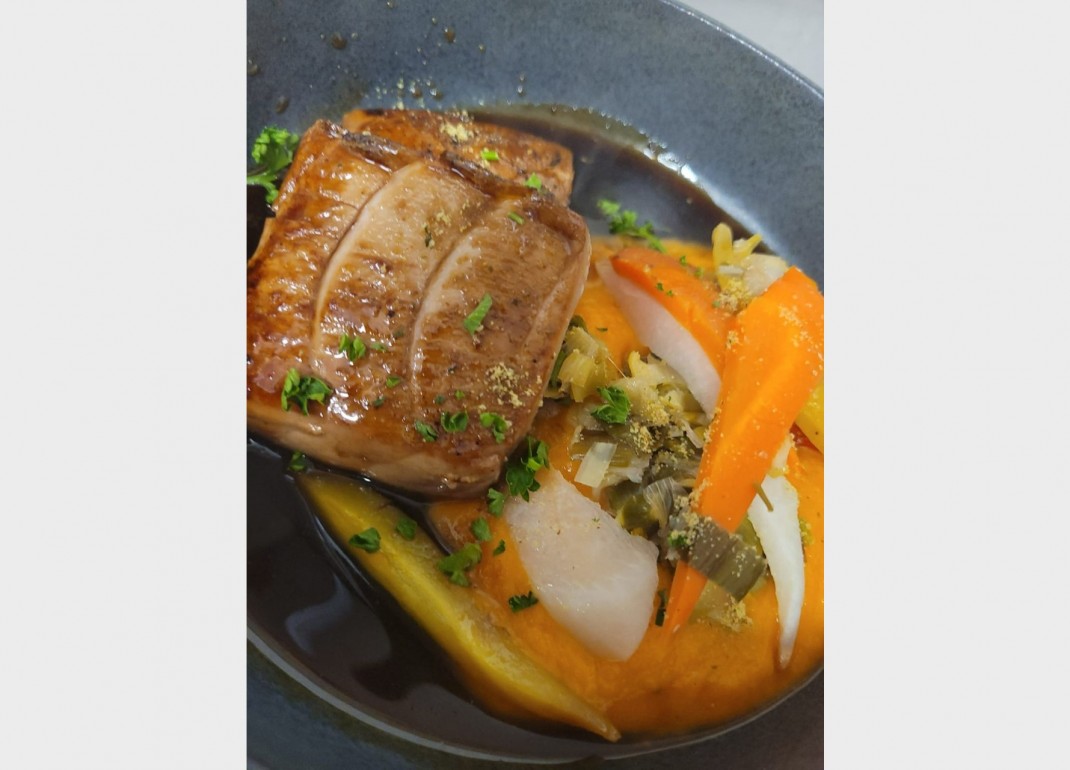 <h6 class='prettyPhoto-title'>Tuna fillet with soy and seasonal vegetables</h6>
