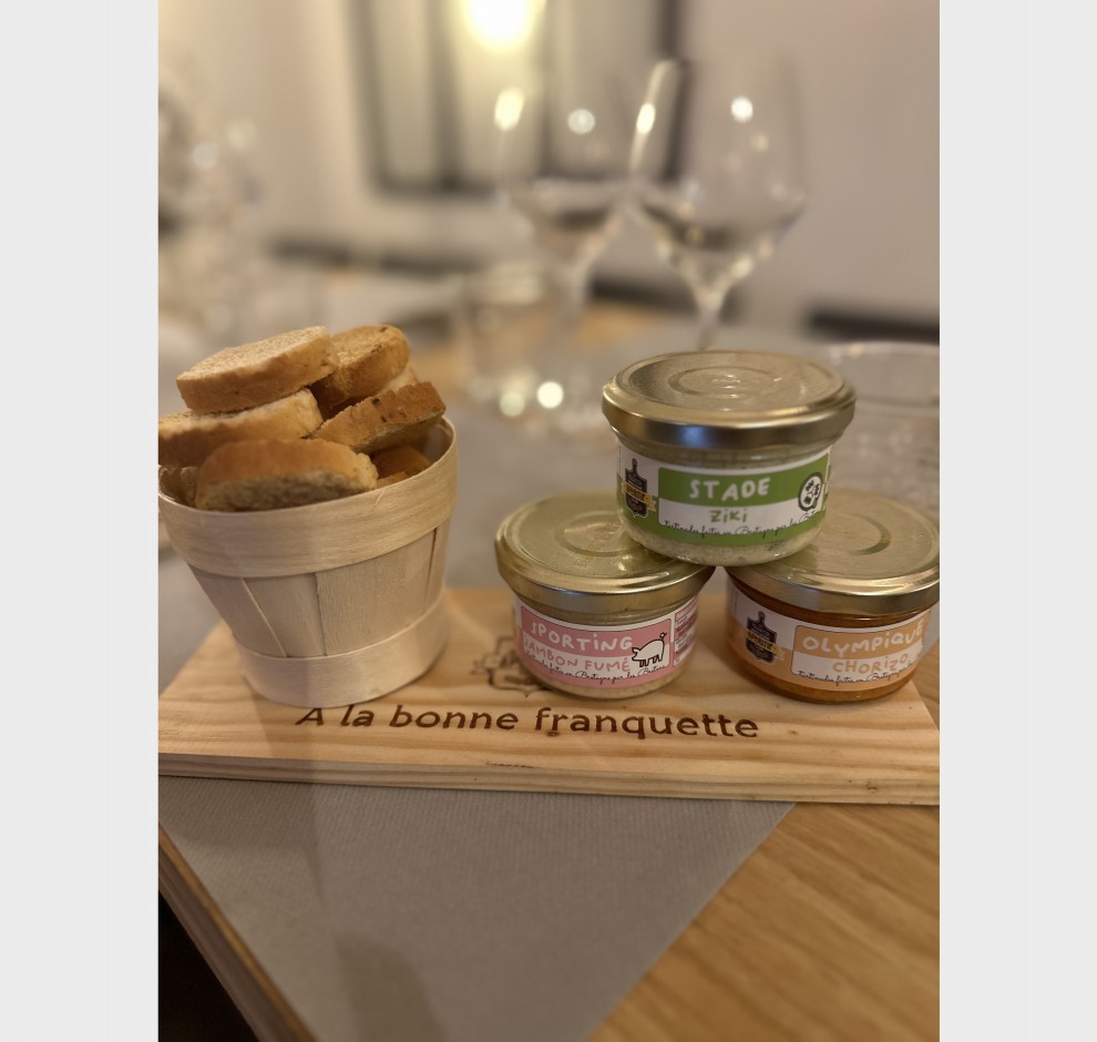 <h6 class='prettyPhoto-title'>The jar of Spread and its croutons</h6>
