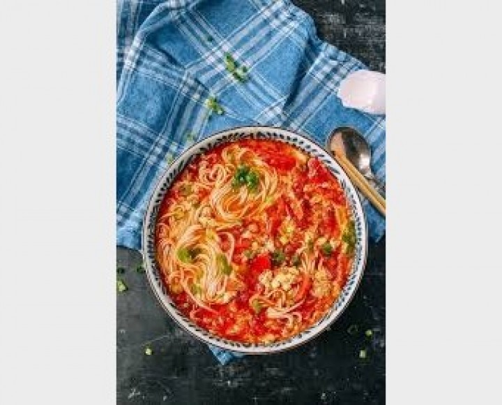 <h6 class='prettyPhoto-title'>Stir Fried Egg & Tomato Noodles soup</h6>