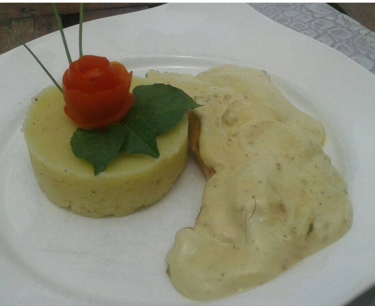 <h6 class='prettyPhoto-title'>Sliced poultry with mustard sauce</h6>