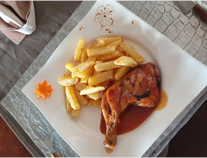 <h6 class='prettyPhoto-title'>Chicken thigh with honey sauce</h6>