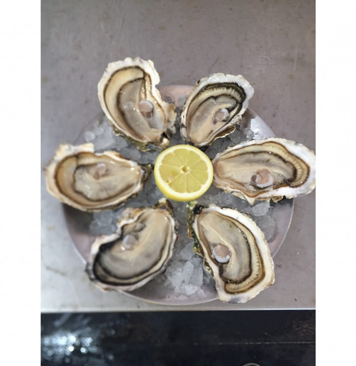 <h6 class='prettyPhoto-title'>OYSTERS / 6</h6>