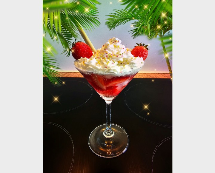 <h6 class='prettyPhoto-title'>Strawberry whipped cream cocktail</h6>