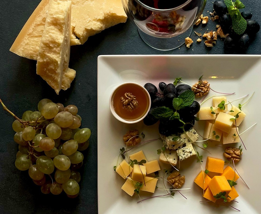 <h6 class='prettyPhoto-title'>EUROPEAN CHEESE ASSORTED WITH HONEY, GRAPES AND NUTS </h6>