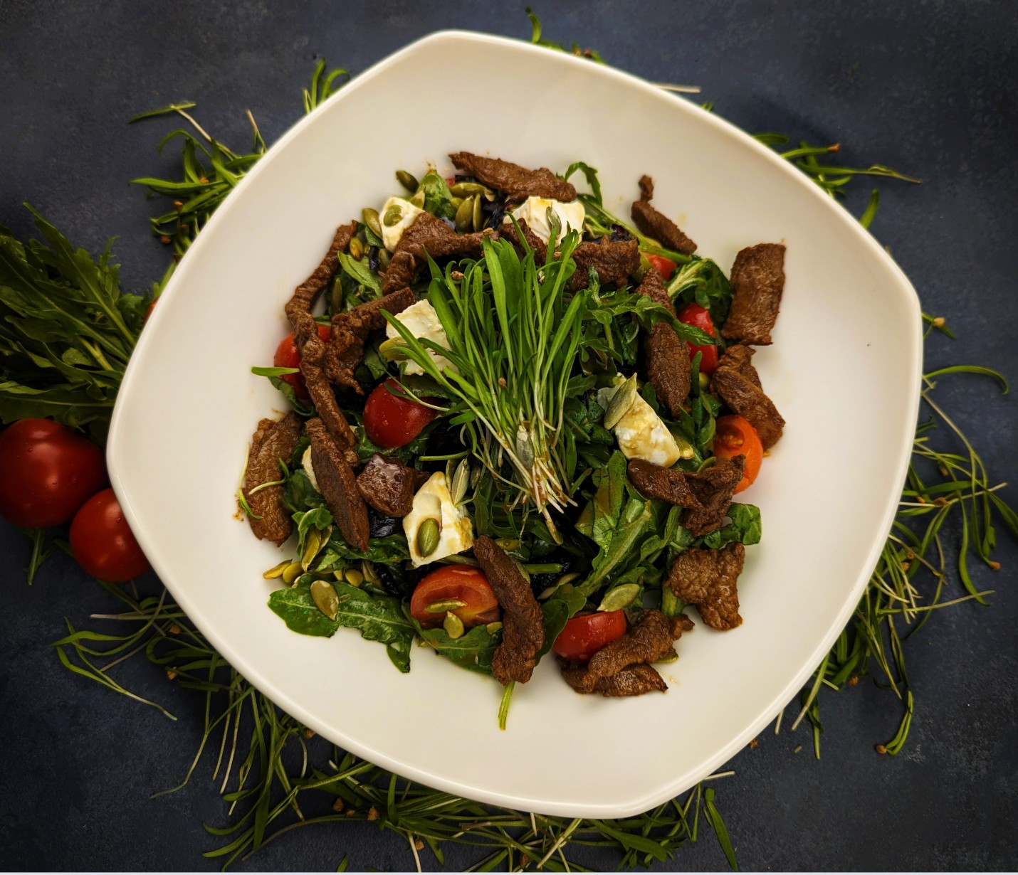 <h6 class='prettyPhoto-title'>STEAK SALAD WITH BEEF AND ARUGULA</h6>