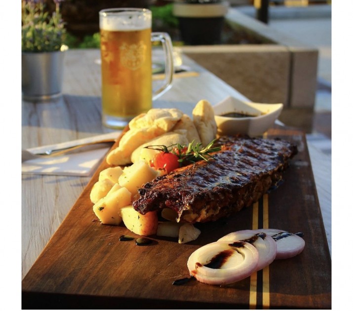 <h6 class='prettyPhoto-title'>BBQ ribs with fried potatoes</h6>