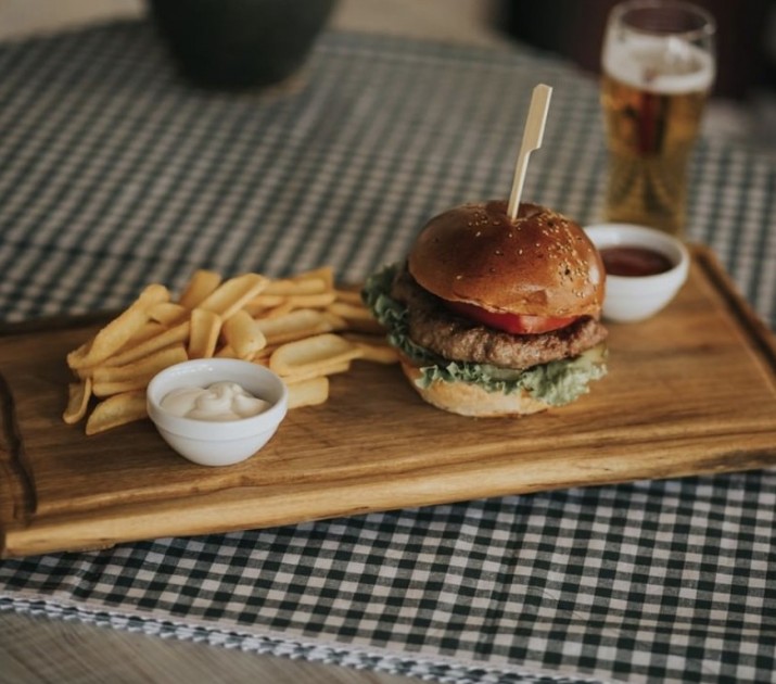 <h6 class='prettyPhoto-title'>Hamburger with pommes frites</h6>