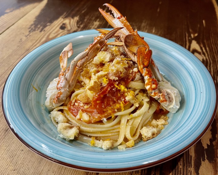 <h6 class='prettyPhoto-title'>Linguine with king crab and confit cherry tomatoes</h6>