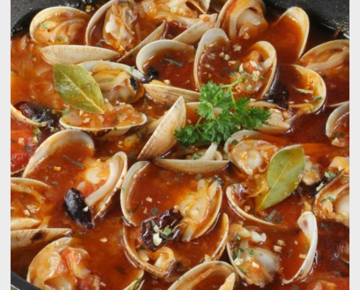 <h6 class='prettyPhoto-title'>Clams & sausage spanish style</h6>