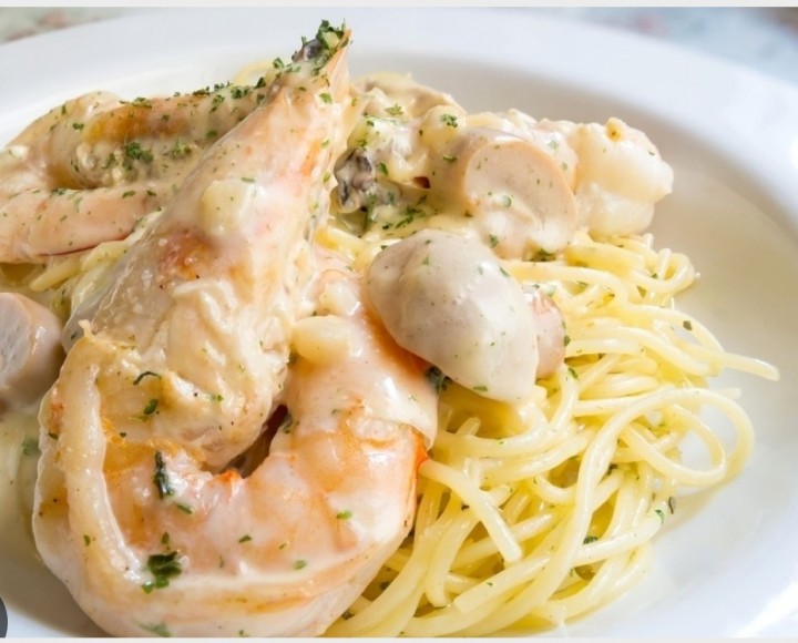 <h6 class='prettyPhoto-title'>Shrimps, chicken and cheese with linguine or ziti in red or garlic sauce</h6>