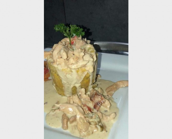 <h6 class='prettyPhoto-title'>Mofongo with chicken in white sauce</h6>