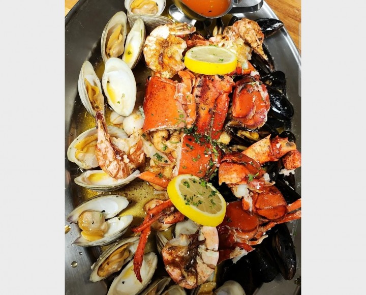 <h6 class='prettyPhoto-title'>Grilled seafood (family size)</h6>