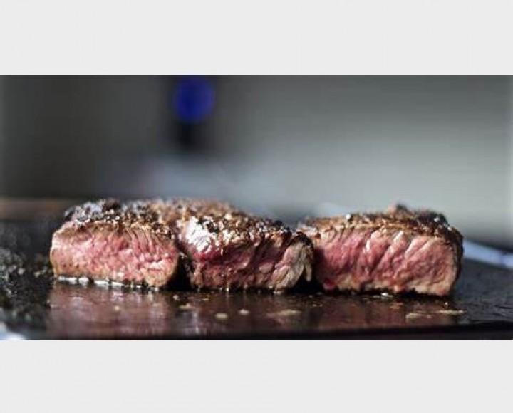 <h6 class='prettyPhoto-title'>Sirloin steak on hot stone</h6>
