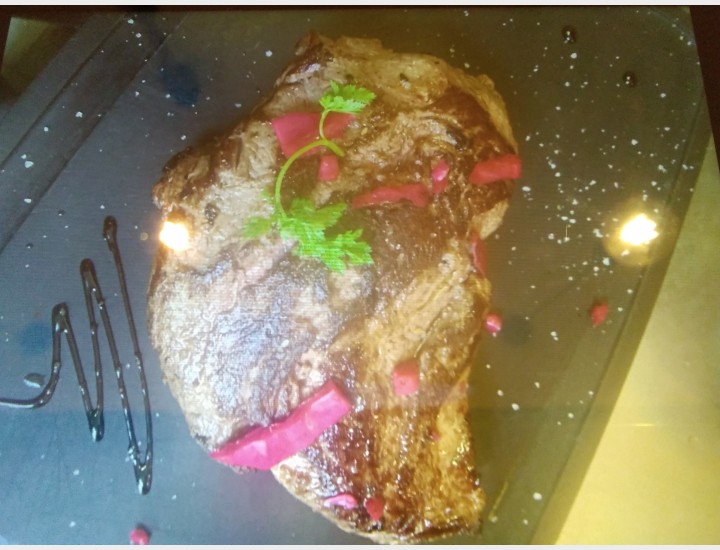 <h3 class='prettyPhoto-title'>THE HEART OF FAUX LOIN 700G FOR 2 (SUPPL 9€/PERS)</h3><br/>Heart of Normandy sirloin for 2 people, fries, salad, sauce