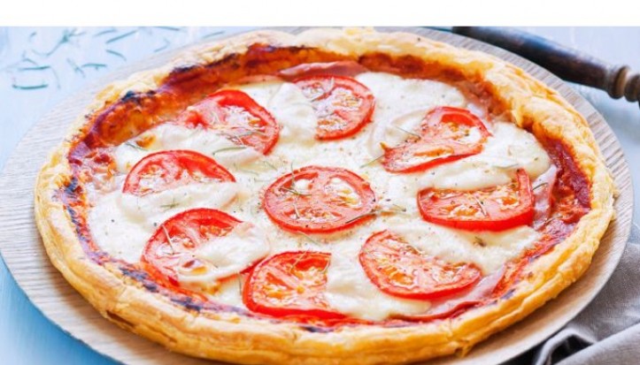 <h3 class='prettyPhoto-title'>Tomato mozzarella fine pie</h3><br/>Pâte feuilletée au beurre, tomates et mozarella fondante