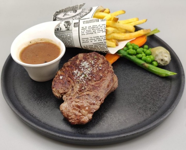 <h3 class='prettyPhoto-title'>Butcher's piece, smoked pepper & homemade fries</h3><br/>Composition: 180 gr of rump steak, homemade fries, smoked peppercorn sauce