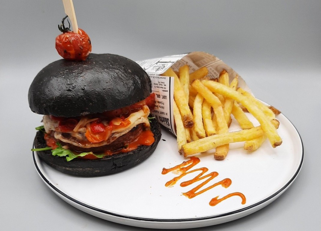 <h3 class='prettyPhoto-title'>Sensational veggie burger</h3><br/>Composition: Charcoal black bread, steak with vegetables (soya and wheat proteins, beetroot, carrot and pepper), slice of Txitsulari, piperade, salad and fries.<br /> A juicy vegan burger that looks and tastes like meat