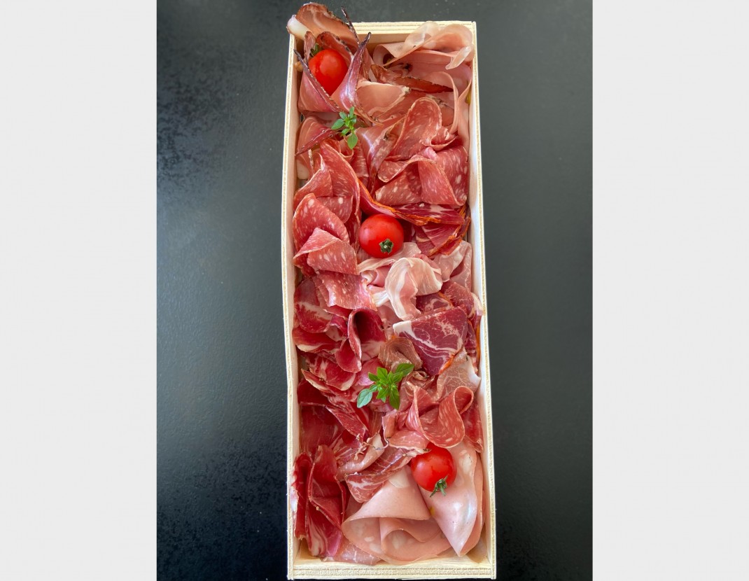 <h6 class='prettyPhoto-title'>Charcuterie platter to share</h6>