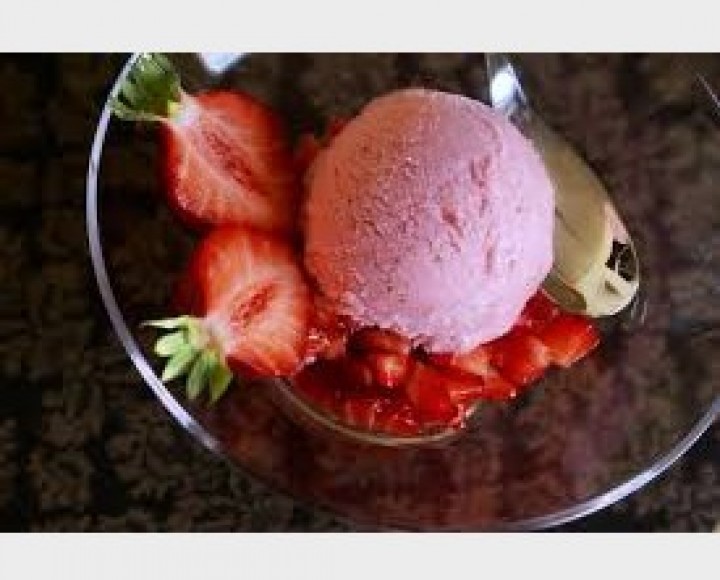 <h6 class='prettyPhoto-title'>Strawberry and cottage cheese ice cream</h6>