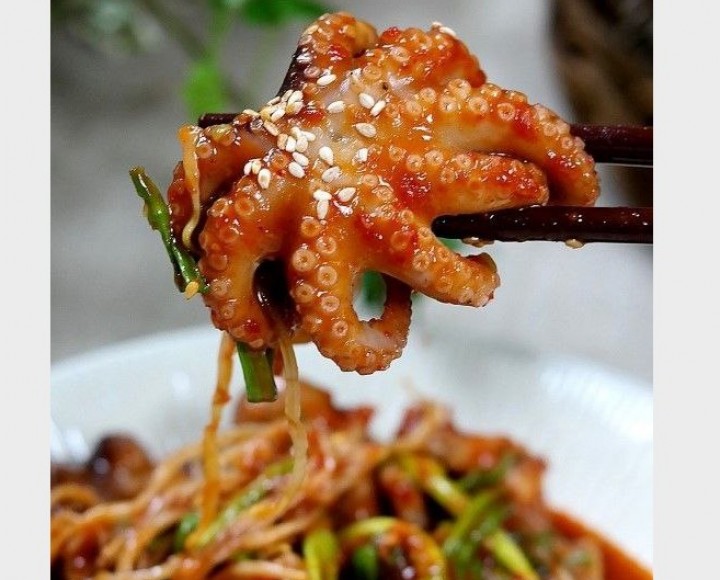 <h6 class='prettyPhoto-title'>7  쭈꾸미 콩나물볶음  Fried spider octopus with bean sprout</h6>