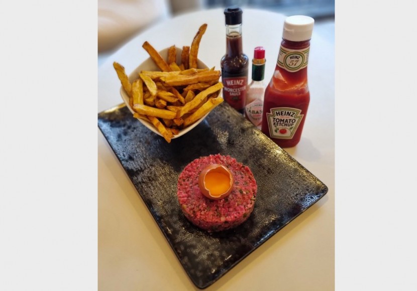 <h6 class='prettyPhoto-title'>BEEF TARTAR 180gr (prepared) with egg and homemade fries</h6>